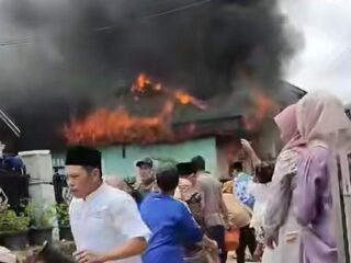 Diduga Konsleting Listrik, Tiga Rumah di Pendung Hilir Terbakar
