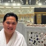 Menjelang Duel vs Irak, Erick Thohir Berdoa di Depan Ka'bah