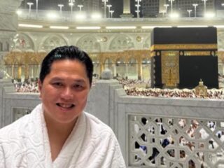 Menjelang Duel vs Irak, Erick Thohir Berdoa di Depan Ka'bah