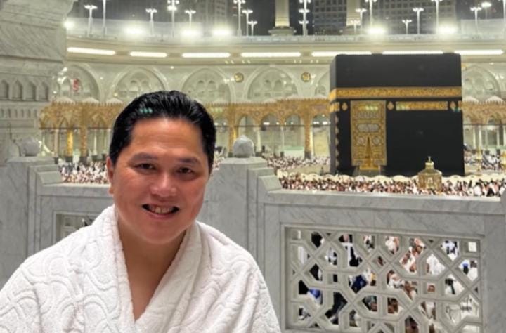 Menjelang Duel vs Irak, Erick Thohir Berdoa di Depan Ka'bah