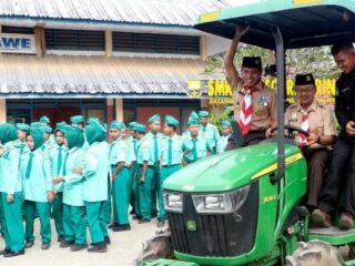Wabup Murison Diarak Traktor Saat Buka Jambore Pramuka Kerinci