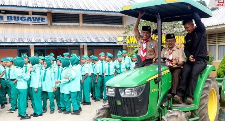 Wabup Murison Diarak Traktor Saat Buka Jambore Pramuka Kerinci