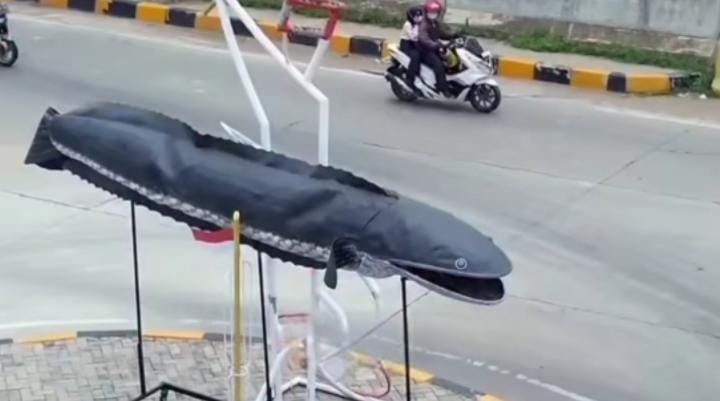 Viral! Tugu Ikan Gabus di Exit Tol Bekasi Jadi Sorotan