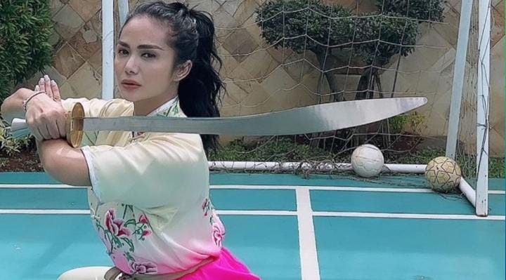 Krisdayanti Raih Medali Perak, Pulang Disambut Keluarga