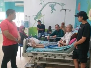 Wawako Azhar Jenguk Pelajar Yang Ditusuk Kunci Motor