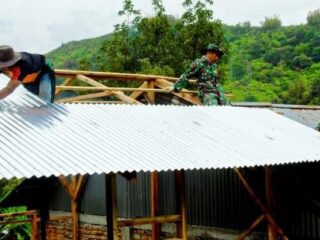 Prajurit TMMD ke-126, Ikhlas Bangun Rumah Warga Sungai Jernih