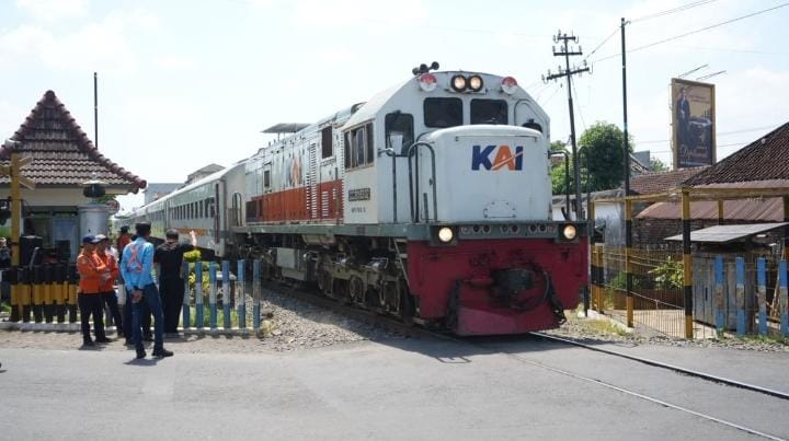 KA Purwojaya Anjlok di Stasiun Kedunggedeh, Penumpang Aman