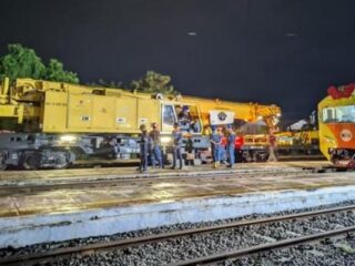 Jalur KA Normal, KAI Selesaikan Evakuasi KA Purwojaya Anjlok