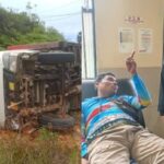 Rem Blong, Mobil Dinas PLN Terbalik di Tugu PKK Bukit Tengah