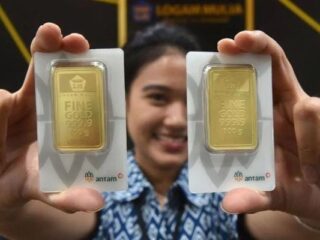 Harga Emas Antam Turun Rp15.000 per Gram Hari Ini
