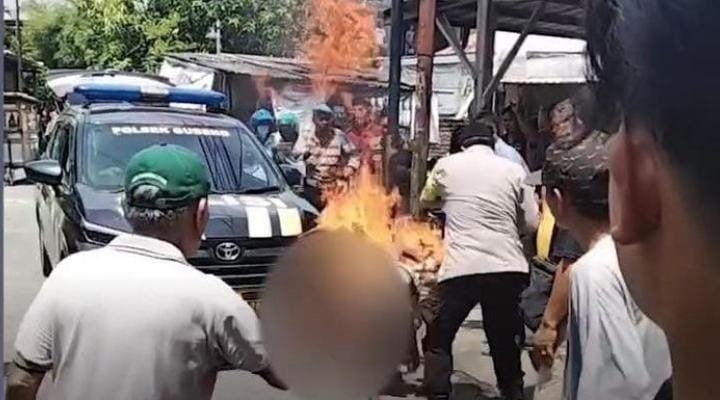 Pelaku Curanmor di Surabaya Nyaris Tewas Dibakar Warga