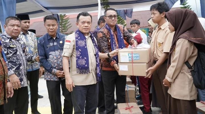 Al Haris Salurkan Bantuan Dumisake Pendidikan untuk Pelajar