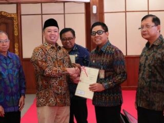 Serahkan Sertipikat di Bali, Menteri Nusron Ungkap Manfaat Sertipikasi Tanah untuk Perekonomian