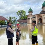 Kapolsek Air Hangat Pantau Dampak Banjir Luapan Sungai Batang Merao
