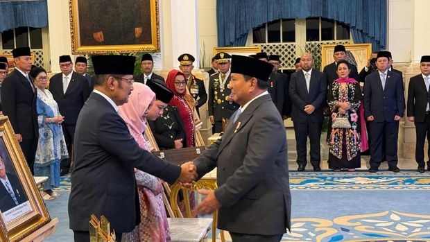 Prabowo Anugerahkan Gelar Pahlawan Nasional untuk 10 Tokoh, Termasuk Soeharto dan Gus Dur