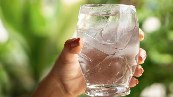 Air Hangat vs Air Dingin di Pagi Hari: Mana yang Lebih Baik untuk Tubuh?