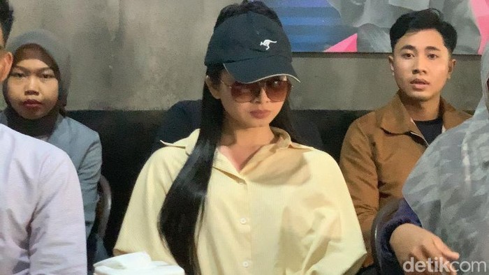 MUA Viral Dea Lipa Ungkap Identitas Asli sebagai Pria, Ini Faktanya