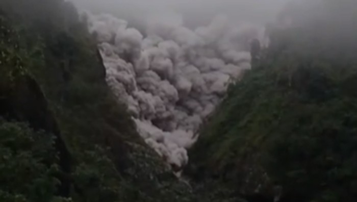 6 Fakta Semeru Meletus Dahsyat, Pendakian Ditutup & Warga Panik