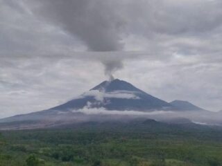 Hujan Abu Gunung Semeru Ganggu Warga, 240 Polisi Dikerahkan Bersihkan Jalan