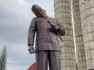 Patung Sukarno di Alun-Alun Indramayu Rusak Tertimpa Tenda