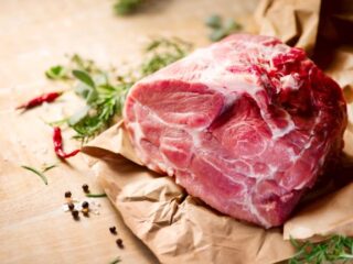 Perbedaan Daging Sapi dan Babi: Ciri, Nutrisi, Tekstur, dan Keamanannya