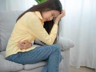 Pinggang Kiri Sakit Menjalar ke Perut? Kenali Penyebab dan Tanda Bahayanya