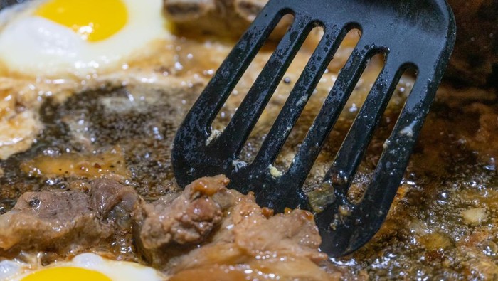 Bahaya Spatula Plastik: Pilih Spatula Silikon Food Grade & Kayu untuk Masak Aman