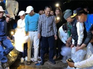 Wabup Murison Tebar 2.000 Benih Ikan Semah di Sungai Masgo