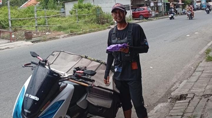 Kisah Sholeh, Sarjana Ekonomi yang Menemukan Ketenangan Hidup sebagai Kurir