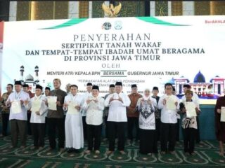 Jelang Natal, Romo Wahyu Terima Sertipikat untuk Gereja Katolik Fransiskus Asisi sebagai Kado Natal bagi Umat