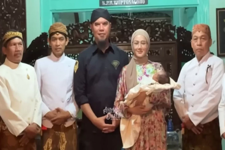 Ahmad Dhani dan Mulan Jameela Adopsi Bayi Perempuan dari Solo