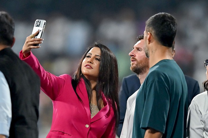 Viral! Istri Pejabat India Selfie Aneh dengan Lionel Messi
