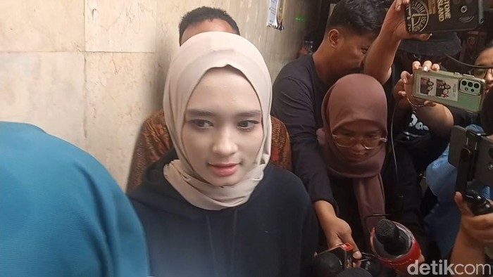 Inara Rusli Cabut Laporan Polisi, Pilih Damai dan Patuh pada Suami