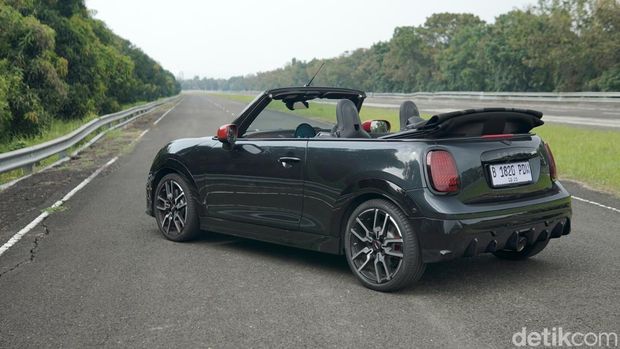 MINI JCW Cabrio: Mobil Kecil dengan Performa Buas dan Gaya Ikonik
