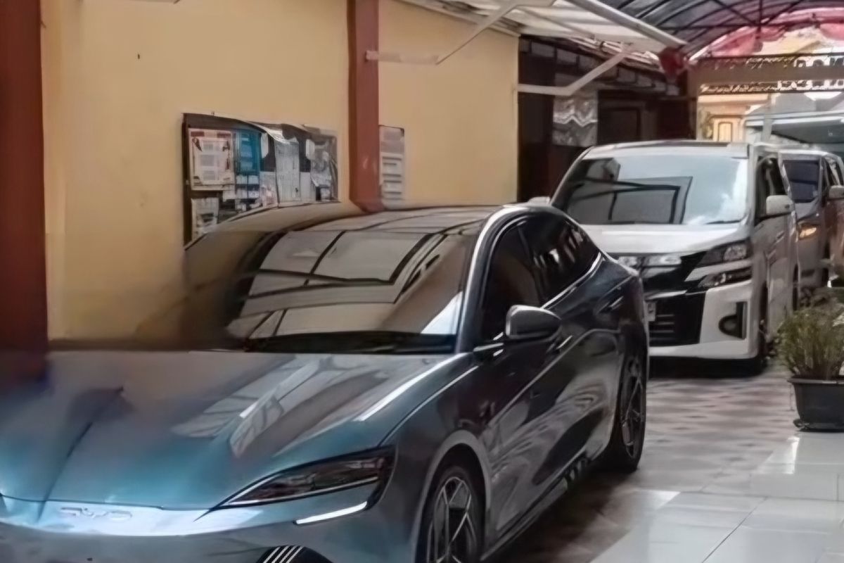 Viral! Toyota Alphard & Vellfire Antar MBG di Sumenep