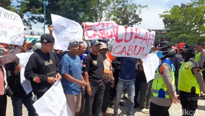 Dua Kades di Brebes Didemo Warga, Satu Mundur, Satu Diminta Dinonaktifkan