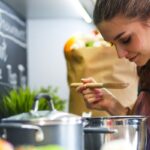 Bolehkah Mencicipi Makanan Saat Puasa? Ini Hukum dan Penjelasannya