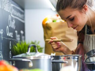 Bolehkah Mencicipi Makanan Saat Puasa? Ini Hukum dan Penjelasannya