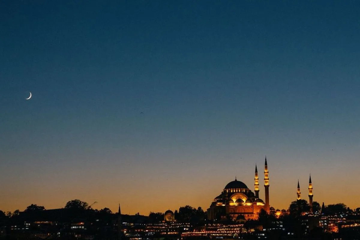 Lailatul Qadar: Waktu, Keutamaan, dan Tanda-Tandanya