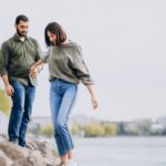 15 Tanda Seseorang Diam-diam Menyukaimu, Perhatikan Isyarat Ini