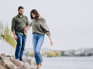 15 Tanda Seseorang Diam-diam Menyukaimu, Perhatikan Isyarat Ini