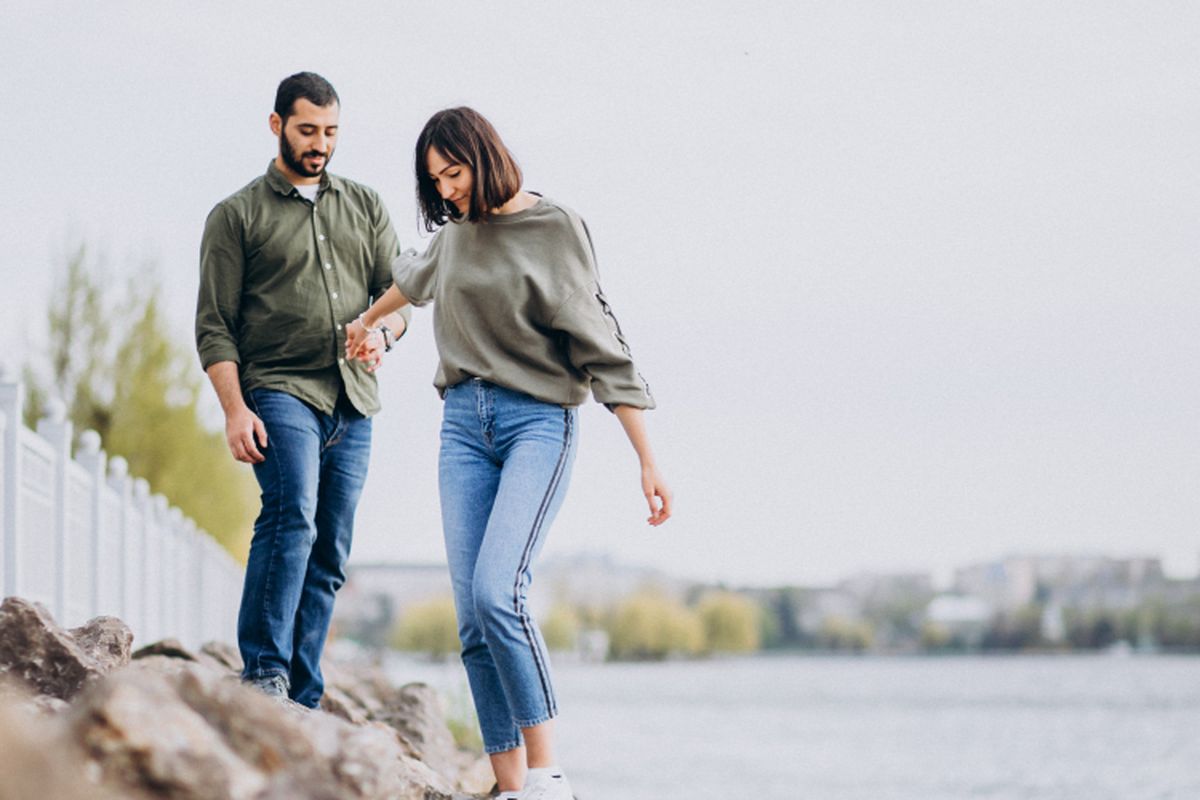 15 Tanda Seseorang Diam-diam Menyukaimu, Perhatikan Isyarat Ini