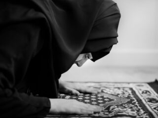 Keutamaan Sholat Sunnah Qobliyah Subuh, Niat dan Tata Cara Lengkap