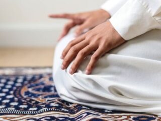 3 Surat Sunah Salat Witir Lengkap Bacaan & Artinya