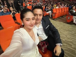 Cinta Beda 26 Tahun, Ricky Subagja Pernah Dipanggil “Om” oleh Istri