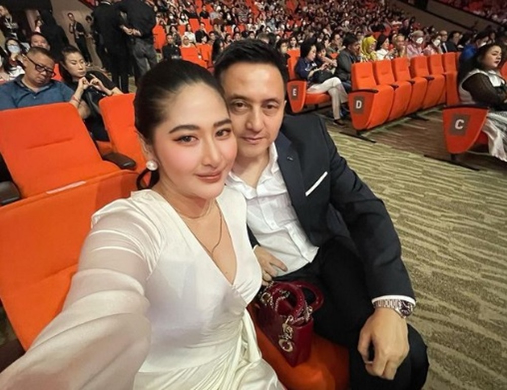 Cinta Beda 26 Tahun, Ricky Subagja Pernah Dipanggil “Om” oleh Istri