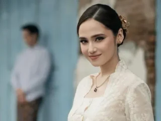 Pesona Kebaya Jawa Syifa Hadju saat Foto Bareng El Rumi di Solo