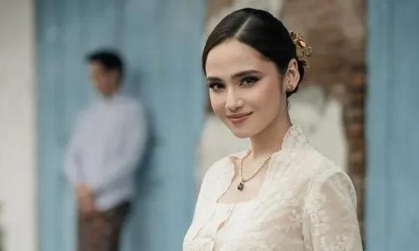 Pesona Kebaya Jawa Syifa Hadju saat Foto Bareng El Rumi di Solo