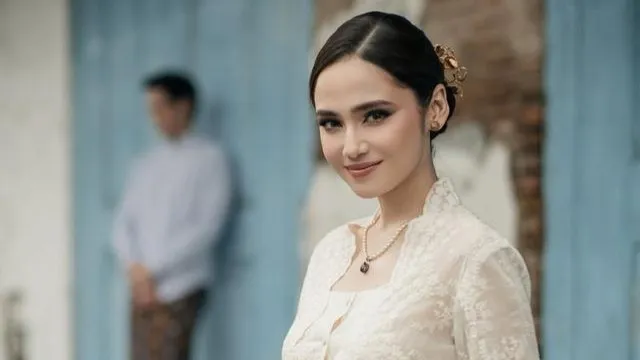 Pesona Kebaya Jawa Syifa Hadju saat Foto Bareng El Rumi di Solo