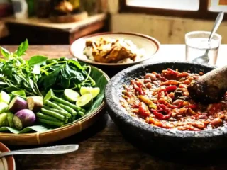 7 Cara Membuat Sambal Terasi Tomat Enak, Praktis, dan Tahan Lama